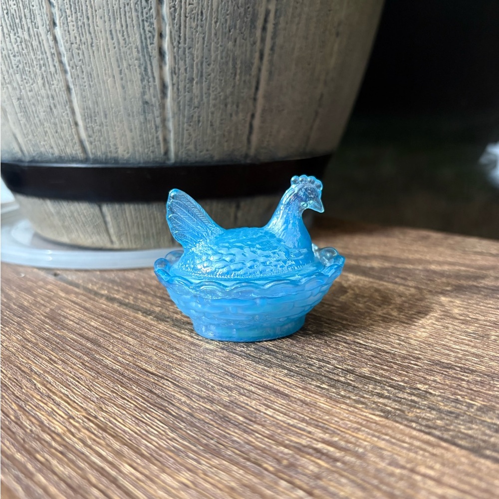 #108 Windsor Blue Carnival Boyd Glass Chick Salt hen on nest